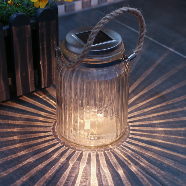 LED Solar Glas - Windlicht mit Juteseil - geriffeltes Glas - warmweiße LED - Lichtsensor - H: 15cm