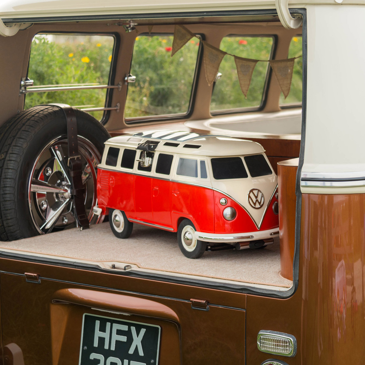 VW Collection T1 Bus Rollbare Passiv Kühlbox 30 Liter ist eines unserer  neuesten Produkte auf