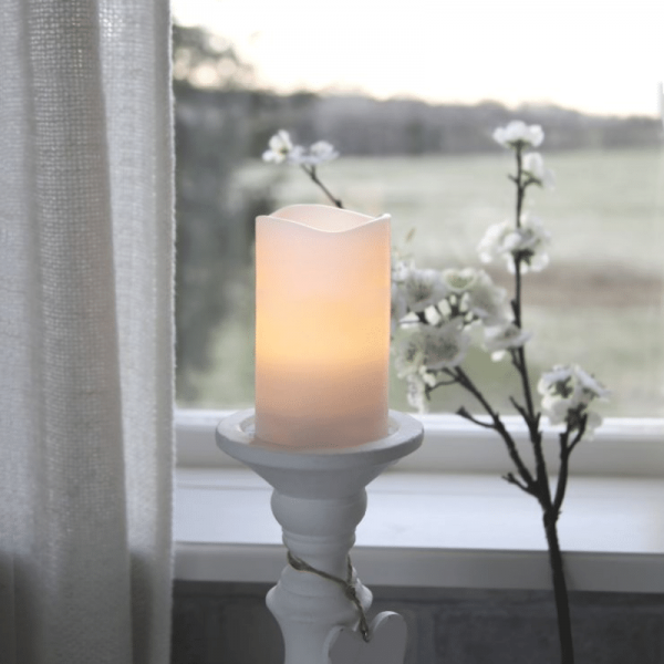 LED Kerze "May" - Echtwachs - flackernde LED - Timer - H: 12,5cm, D: 7,5cm - weiß